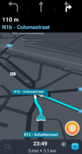 Voorbeeld van rijstrookbegeleiding in Waze app bij een afslag naar rechts